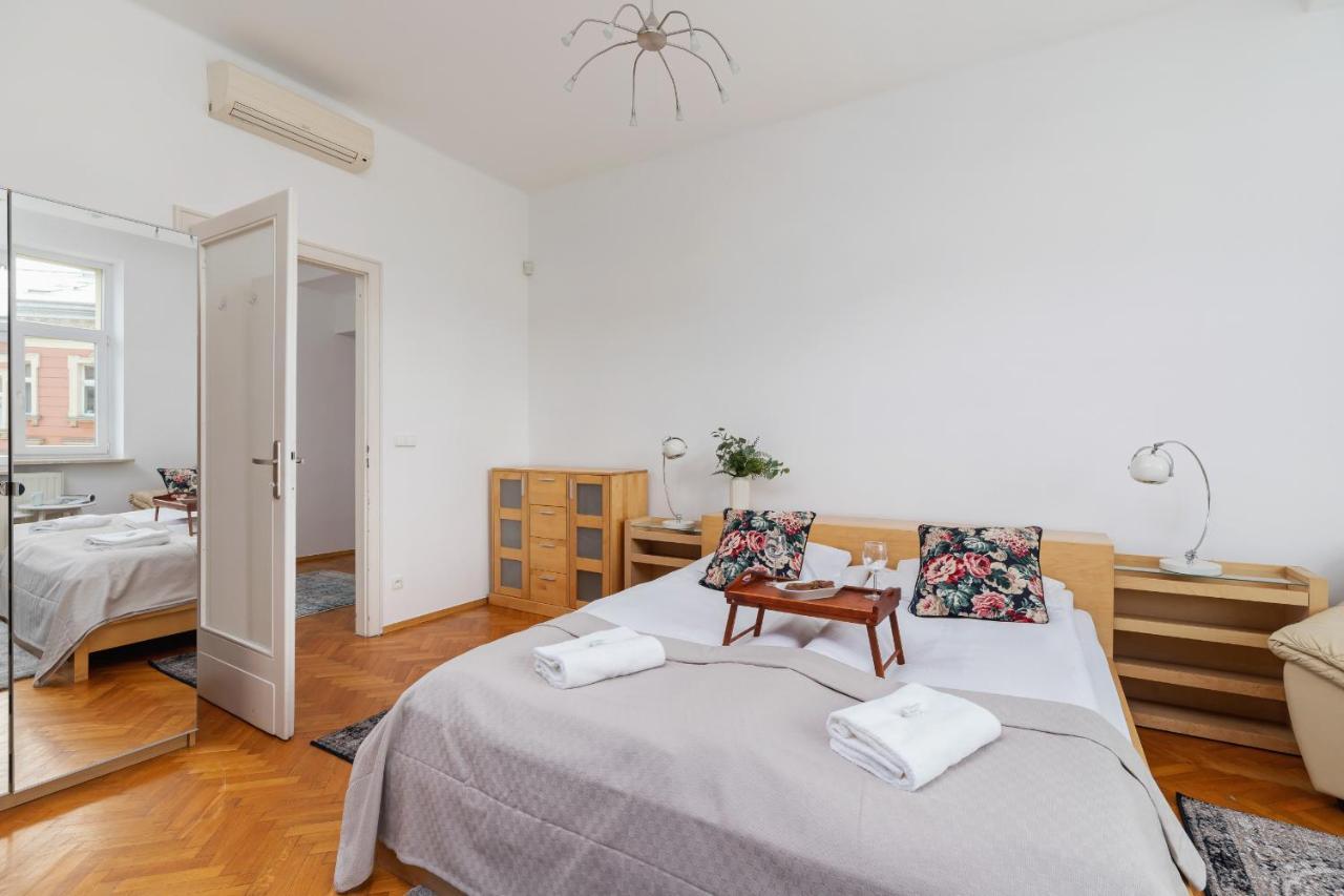 Slowacki Avenue Family Apartments Cracow By Noclegi Renters Краков Экстерьер фото